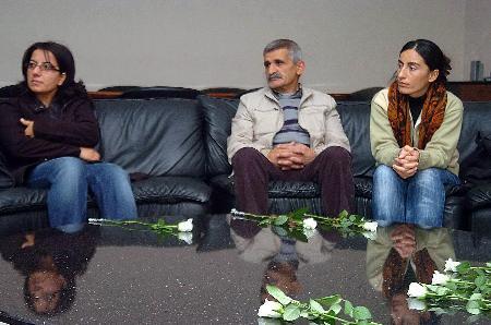 Baydemir PKK’lıları makamında çiçekle karşıladı - Resim 1