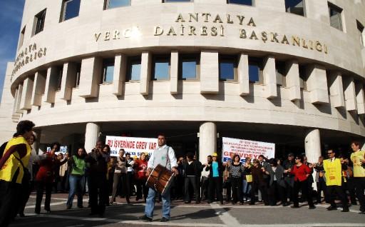 Memurların uyarı grevi