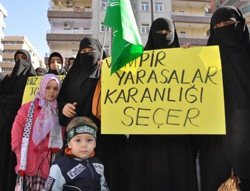 PKK protestosunda Hizbullah bayrağı açıldı