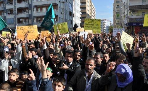 PKK protestosunda Hizbullah bayrağı açıldı