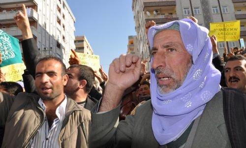 PKK protestosunda Hizbullah bayrağı açıldı