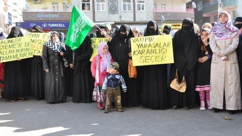 PKK protestosunda Hizbullah bayrağı açıldı