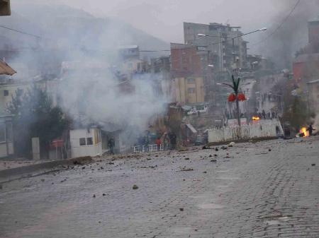 PKK yandaşları Türk bayrağını yaktılar  - Resim 3