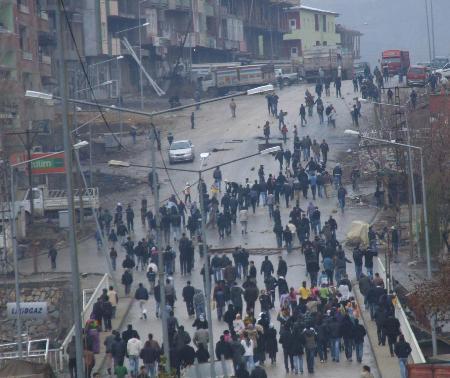 PKK yandaşları Türk bayrağını yaktılar  - Resim 8