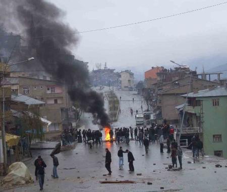 PKK yandaşları Türk bayrağını yaktılar  - Resim 5