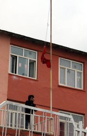 PKK yandaşları Türk bayrağını yaktılar  - Resim 6