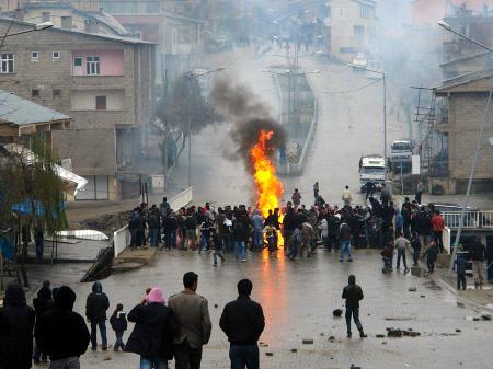 PKK yandaşları Türk bayrağını yaktılar  - Resim 7