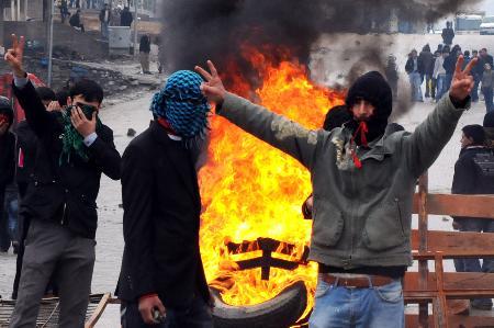 PKK yandaşları Türk bayrağını yaktılar  - Resim 9