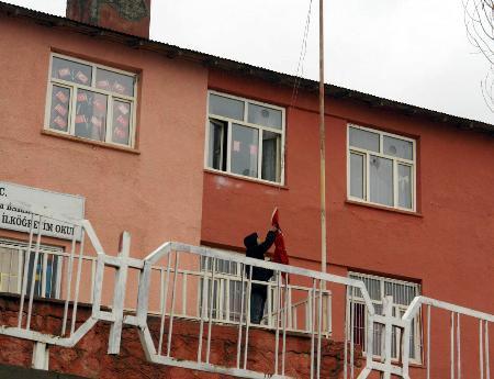 PKK yandaşları Türk bayrağını yaktılar  - Resim 1