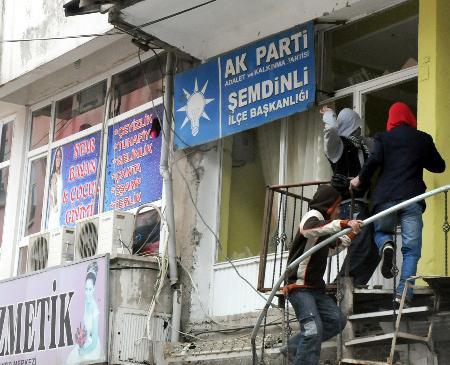 PKK yandaşları Türk bayrağını yaktılar  - Resim 11