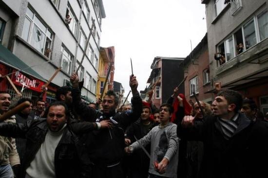 İstanbul'da silahlar çekildi