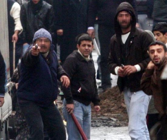 İstanbul'da silahlar çekildi