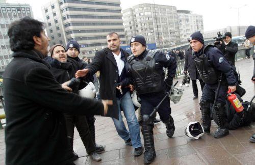 Polis TEKEL işçilerine müdahale etti - Resim 13