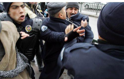Polis TEKEL işçilerine müdahale etti - Resim 16