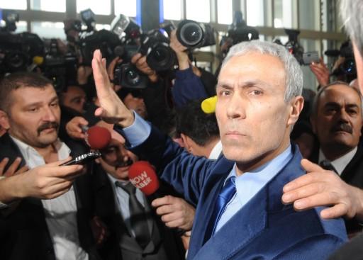Ağca takımı elbiseyi çekti adeta poz verdi - Resim 1