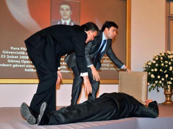 Şehit babası Gül'ün önünde bayıldı - Resim 4