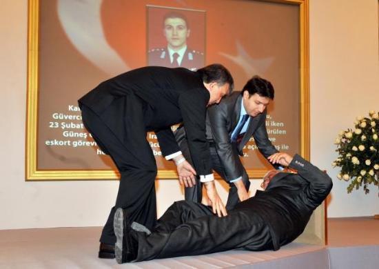 Şehit babası Gül'ün önünde bayıldı - Resim 1