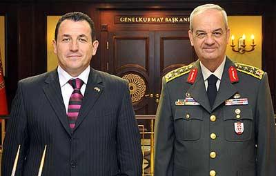 Başbuğ'un dikkat çeken yüz ifadesi - Resim 4
