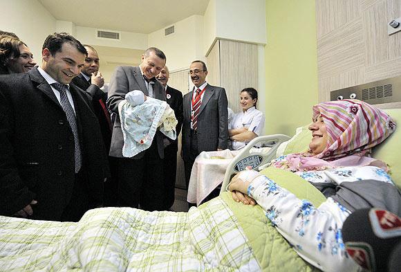 Erdoğan bebeğin gazını çıkardı - Resim 3