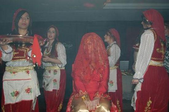 Hamile Yeliz kına gecesi yaptı - Resim 15