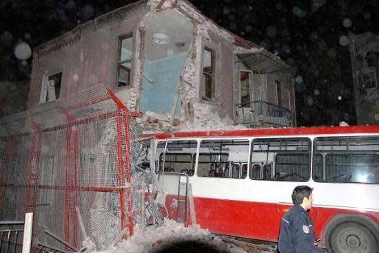 Belediye otobüsünün freni boşaldı: 18 yaralı - Resim 8