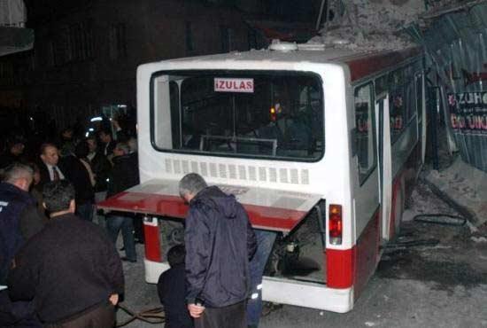 Belediye otobüsünün freni boşaldı: 18 yaralı - Resim 2