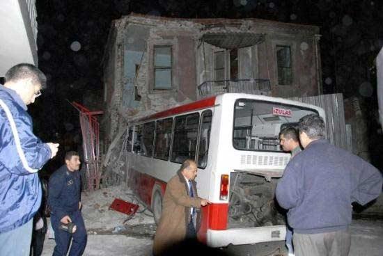 Belediye otobüsünün freni boşaldı: 18 yaralı - Resim 1