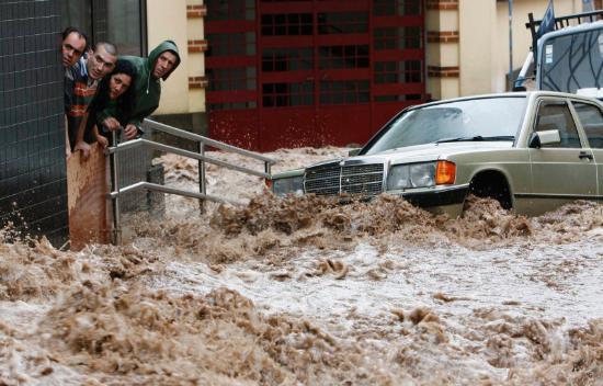 Madeira adasında sel - Resim 20