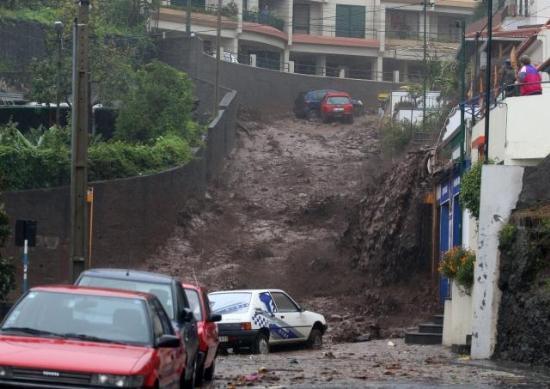 Madeira adasında sel - Resim 10