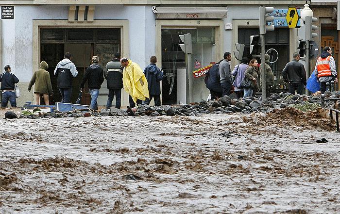Portekiz'de sel faciası: 42 ölü - Resim 21