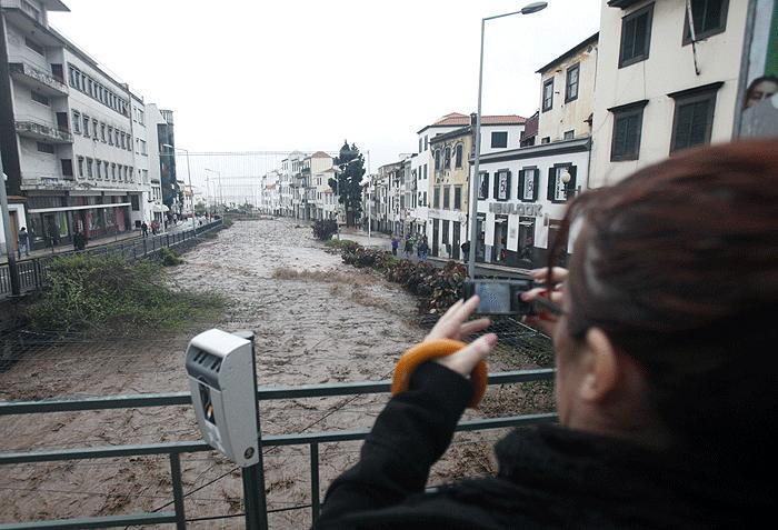 Portekiz'de sel faciası: 42 ölü - Resim 22