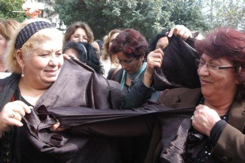 CHP'li kadınlar çarşaf yırttı - Resim 11