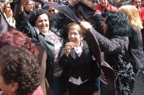 CHP'li kadınlar çarşaf yırttı - Resim 6