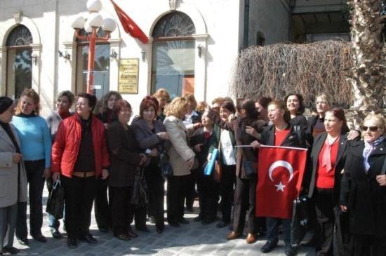 CHP'li kadınlar çarşaf yırttı - Resim 1