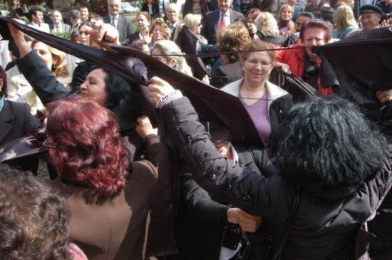 CHP'li kadınlar çarşaf yırttı - Resim 5