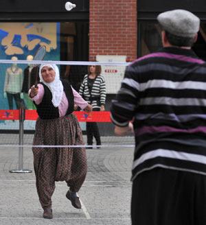 Şalvarlı kaymakam köylü kadına karşı