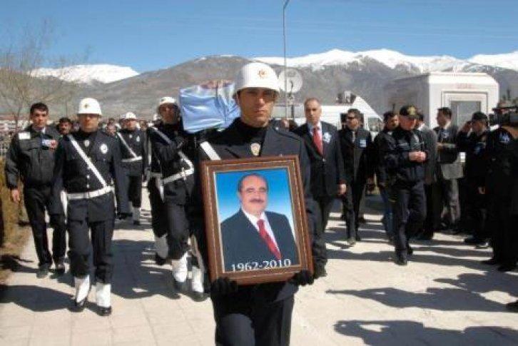İntihar eden rektör son yolculuğuna uğurlandı - Resim 11