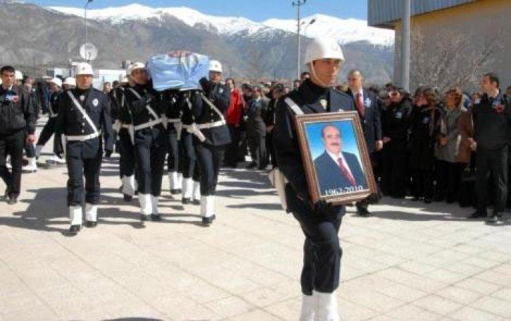 İntihar eden rektör son yolculuğuna uğurlandı - Resim 9