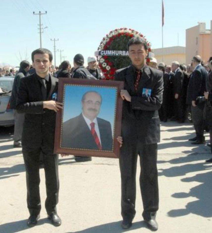 İntihar eden rektör son yolculuğuna uğurlandı - Resim 12