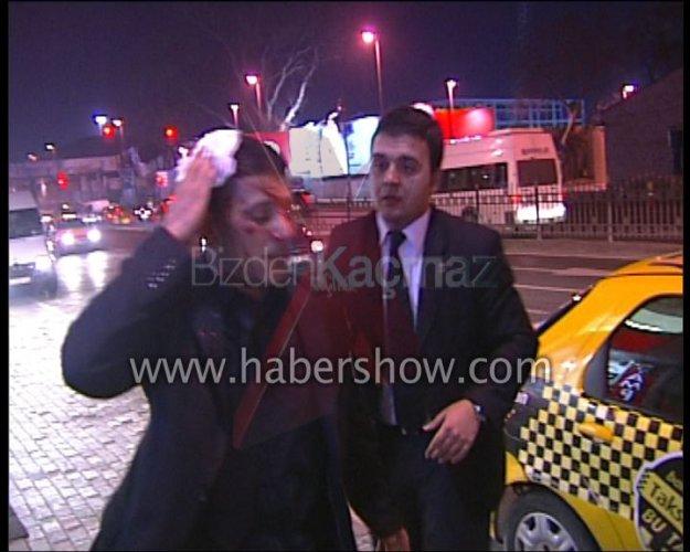 Hürriyet muhabiri Kaddafi'nin korumalarıyla kavga etti - Resim 4