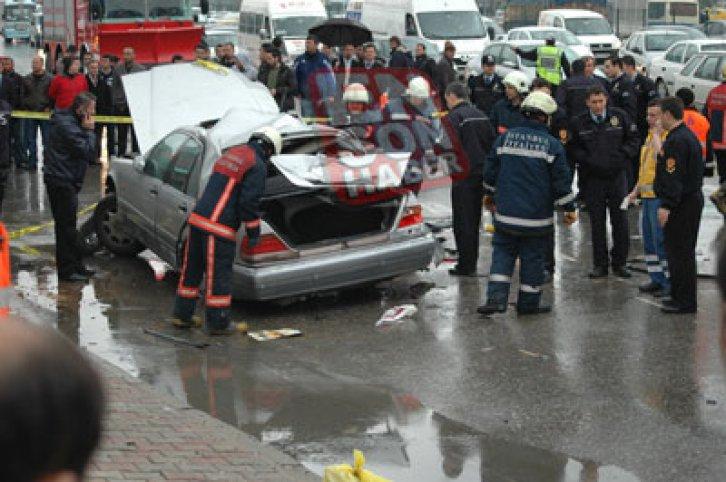 Kozyatağı’nda otomobil durağa daldı - Resim 15