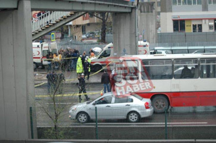 Kozyatağı’nda otomobil durağa daldı - Resim 1