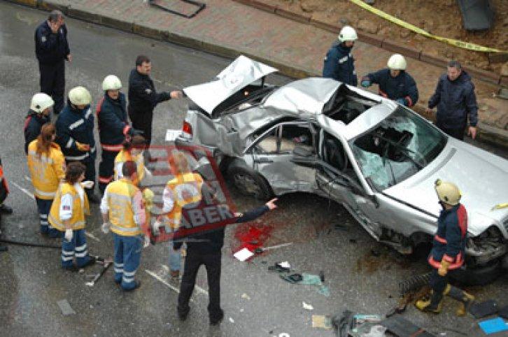 Kozyatağı’nda otomobil durağa daldı - Resim 10