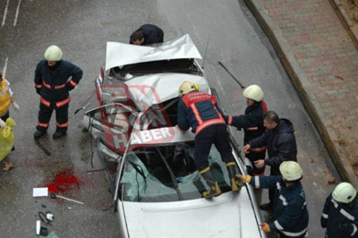 Kozyatağı’nda otomobil durağa daldı - Resim 12