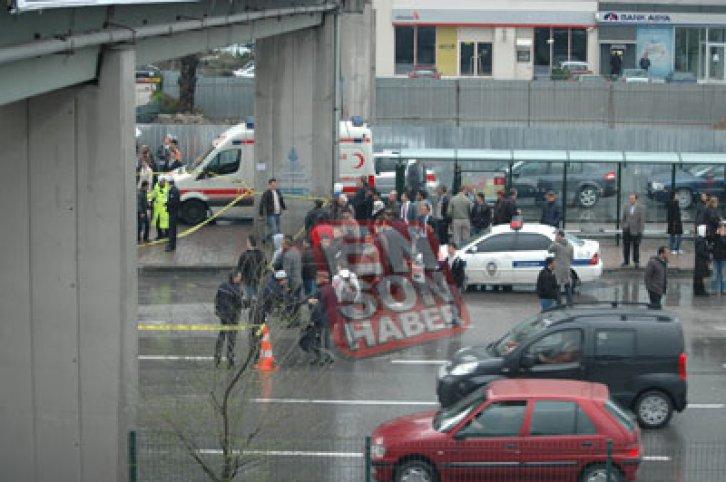 Kozyatağı’nda otomobil durağa daldı - Resim 2