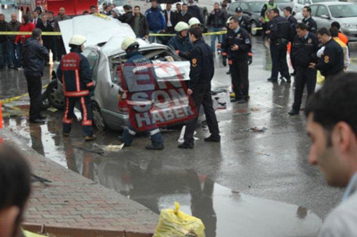 Kozyatağı’nda otomobil durağa daldı - Resim 16