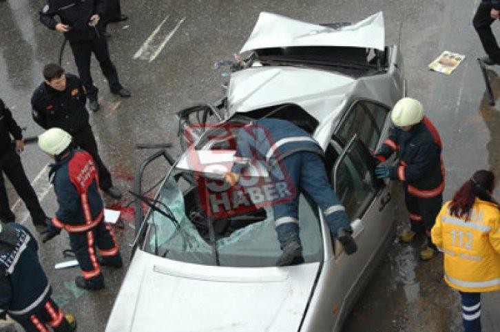 Kozyatağı’nda otomobil durağa daldı - Resim 17