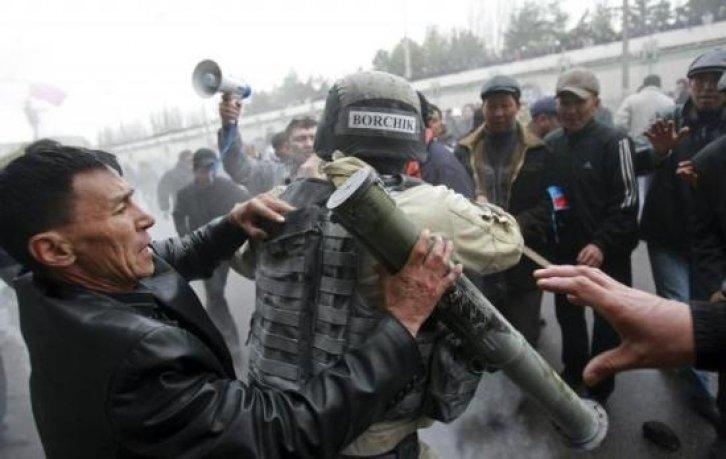 Kırgızistan'da isyan çıktı - Resim 70