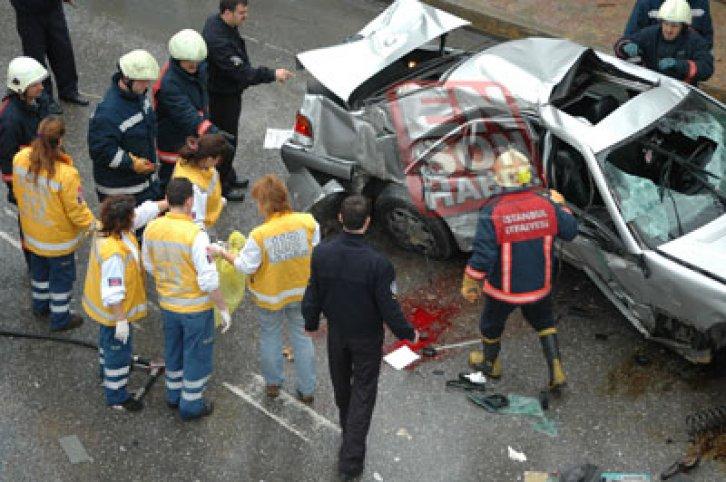 Kozyatağı’nda otomobil durağa daldı - Resim 11