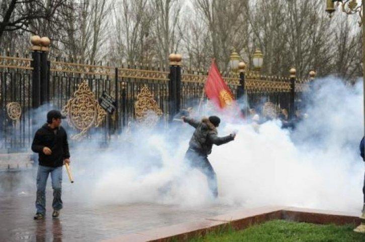 Kırgızistan'da isyan çıktı - Resim 3